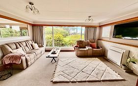 Comfort & Warmth At Stag Lodge Near Queens Park